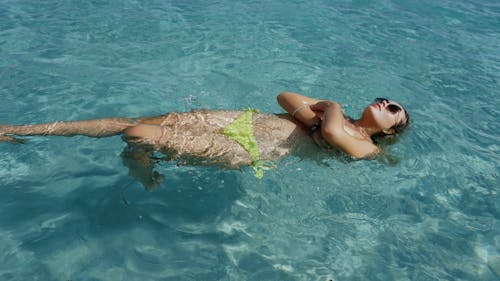Бесплатное стоковое фото с бикини, женщина, плавательный бассейн