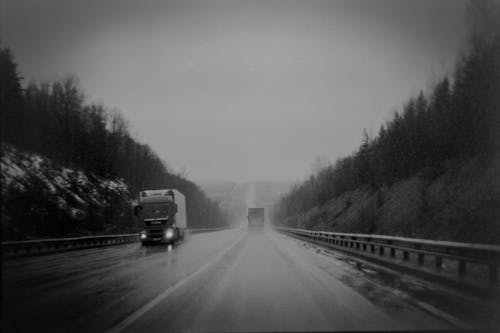 Immagine gratuita di autostrada, bianco e nero, camion