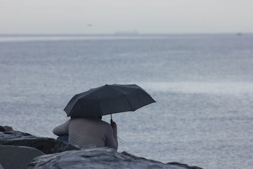 Darmowe zdjęcie z galerii z miłość, morze, parasol
