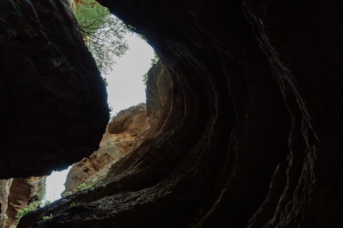 Free Experience the stunning depth and texture of a rocky cave seen from below. Stock Photo