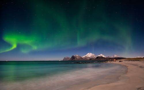 akşam, Aurora borealis, dağ içeren Ücretsiz stok fotoğraf