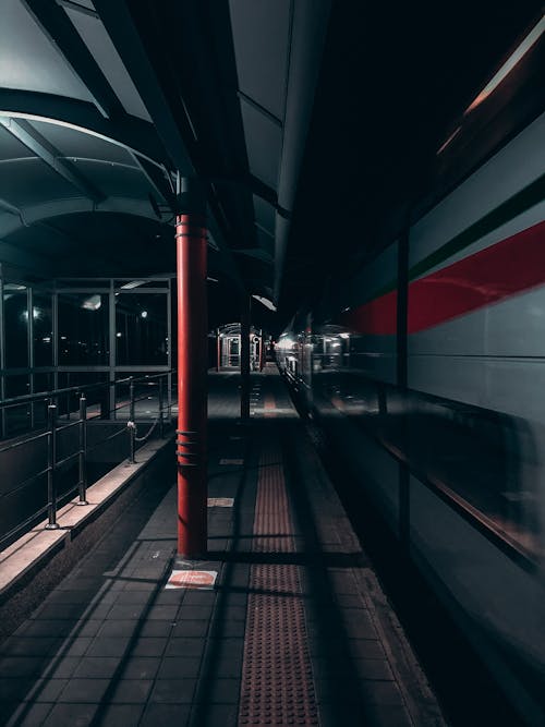 Безкоштовне стокове фото на тему «вертикальні постріл, вночі, Залізнична платформа»