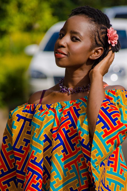 grátis Mulher Usando Blusa Multicolorida Sem Alças Foto profissional