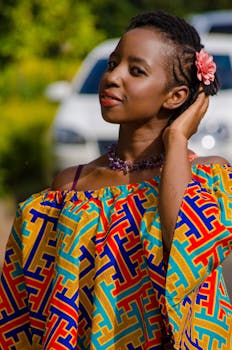一位时尚的女性，身着五颜六色的服装，搭配花卉配饰，正享受着阳光明媚的一天