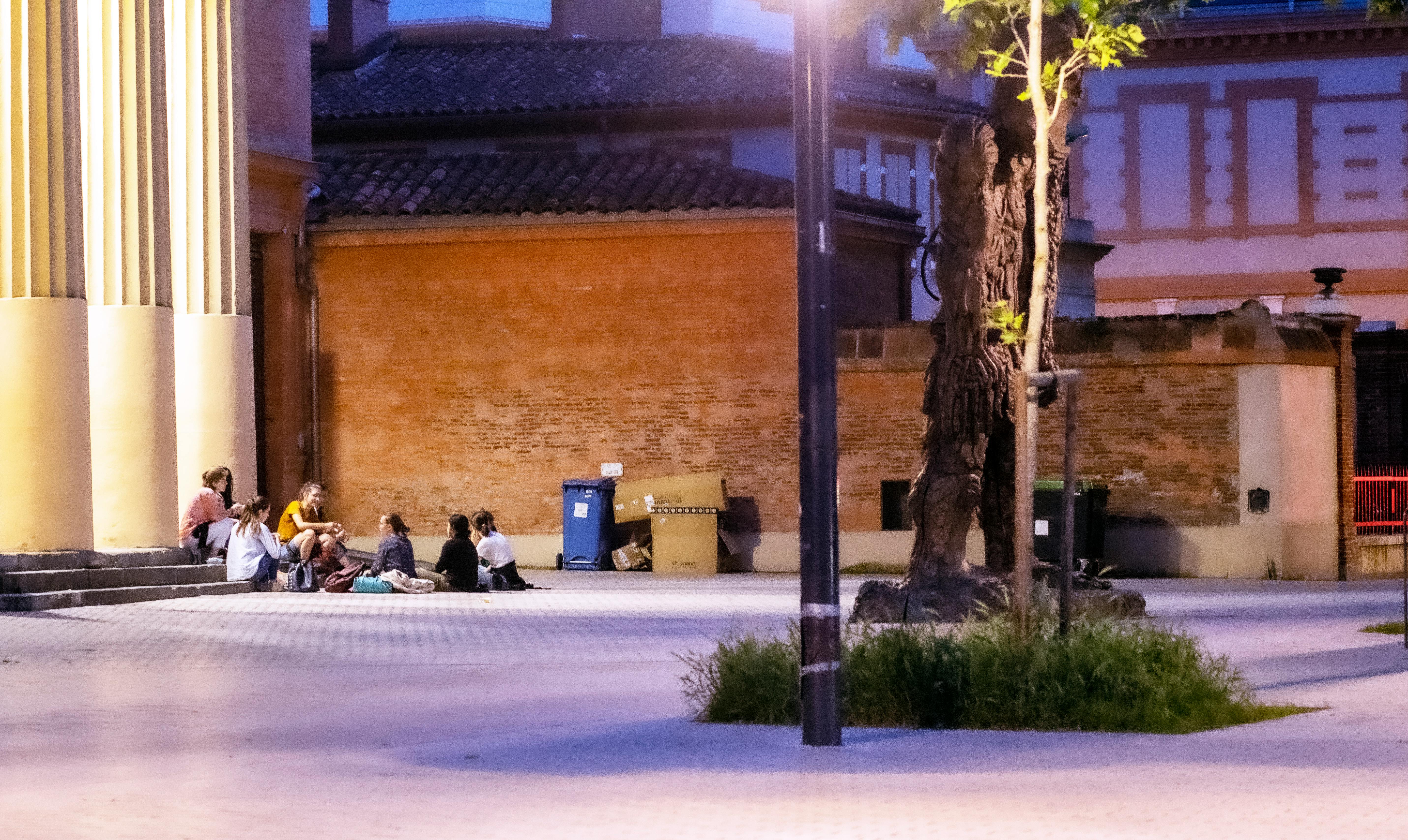 Deux combattants face à face avant un grand combat UFC — tension maximale