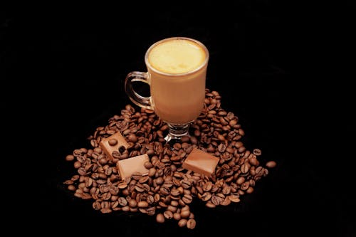 Darmowe zdjęcie z galerii z cappuccino, czarne tło, czekolada