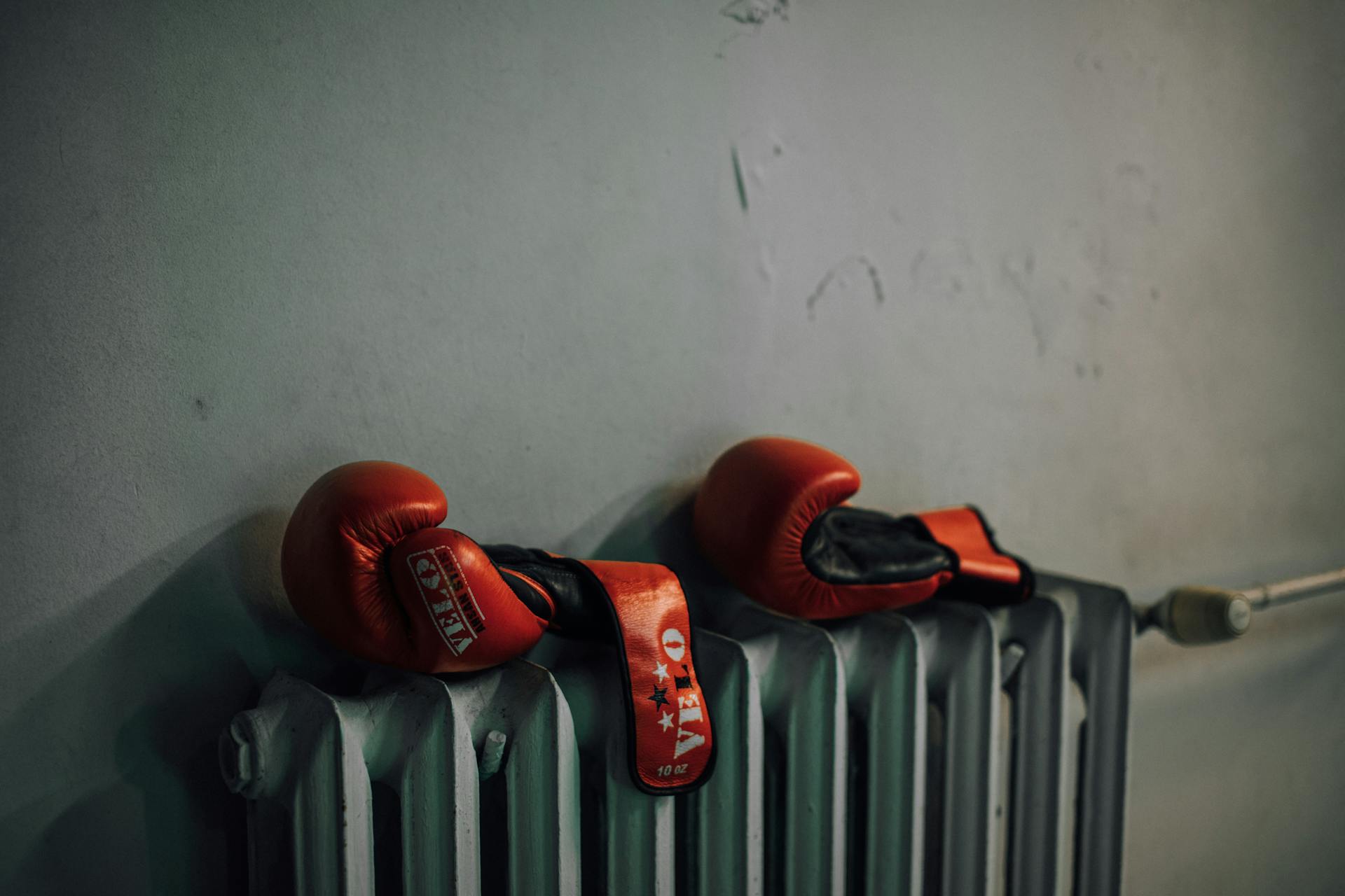 Des gants de boxe près du mur