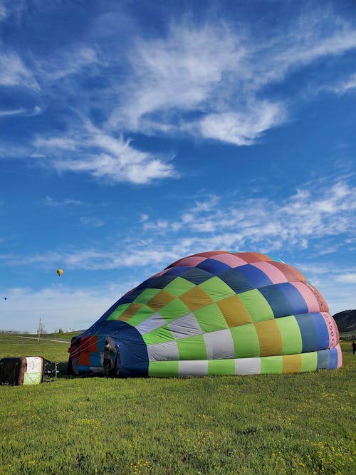 Darmowe zdjęcie z galerii z balon na gorące powietrze, pionowy strzał, pole