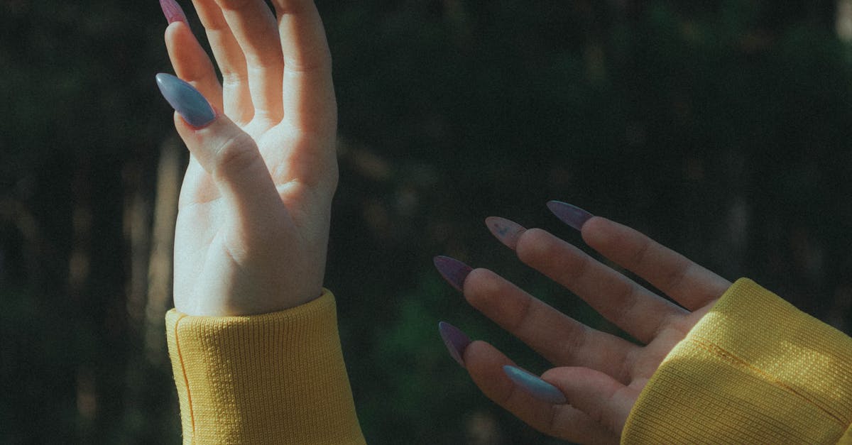 How to paint a sunflower on nails