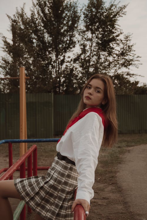 Fotos de stock gratuitas de adolescente, al aire libre, apoyado