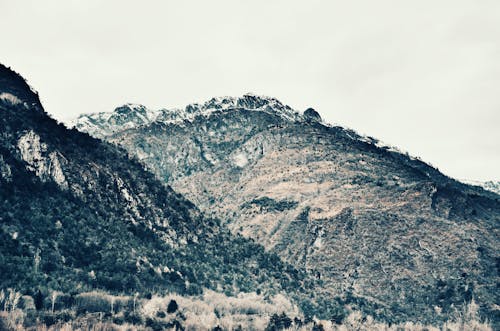 無料 昼間の緑と白の山の写真 写真素材