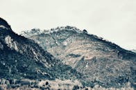 崎岖的山脉、白雪皑皑的山峰与茂密的森林构成了一幅壮丽的景色，是自然爱好者的理想去处