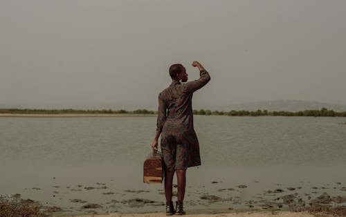 Gratis lagerfoto af afrikansk kvinde, alene, kigger langt væk
