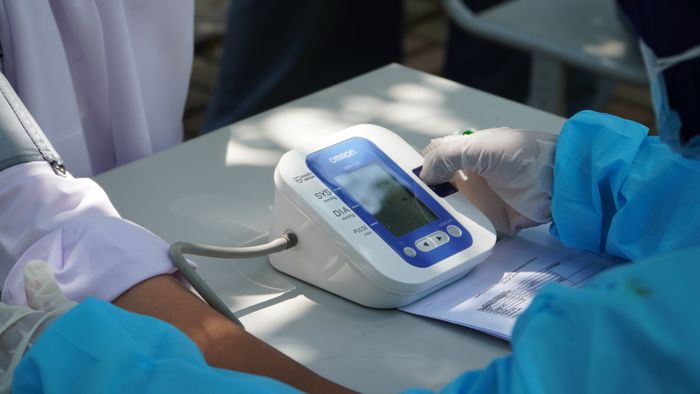 Toma de presión arterial en una feria de salud