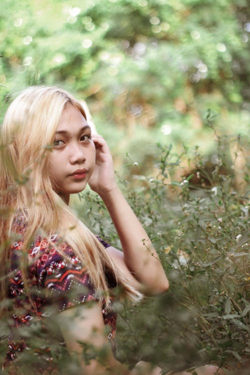 Základová fotografie zdarma na téma blond, na výšku, přes rameno