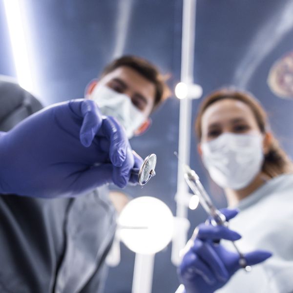Doctora odontóloga brindando confianza al paciente
