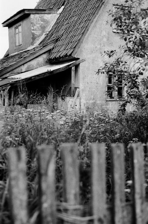 Gratis lagerfoto af forladt, gråtonefotografering, hus