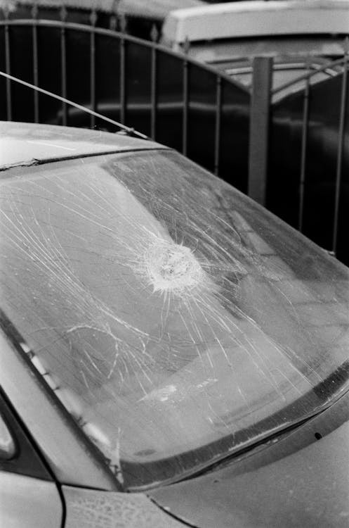 Fotos de stock gratuitas de blanco y negro, coche, cristal roto