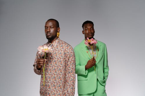Kostnadsfri bild av afrikanska amerikanska män, allvarligt ansikte, blommor