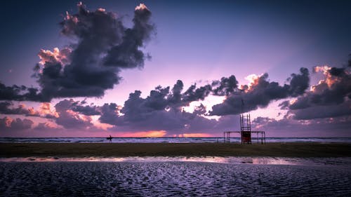 Plan D'eau Sous Un Ciel Nuageux