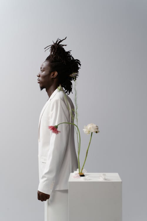 Kostnadsfri bild av afrikansk man, blommor, dreadlocks