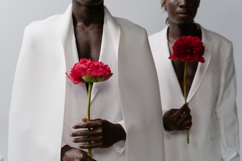 Darmowe zdjęcie z galerii z afrykańscy mężczyźni, białe tło, biały garnitur