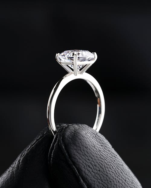검은색 배경, 귀중한, 다이아몬드 반지의 무료 스톡 사진