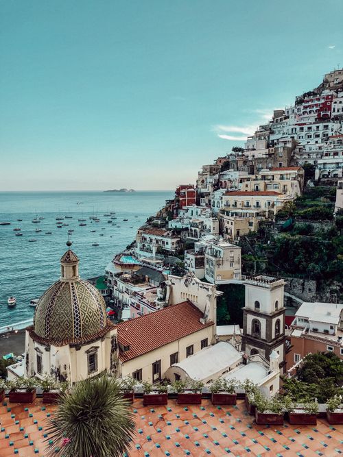 Free Discover the vibrant cliffside town of Positano overlooking the serene Mediterranean Sea. Stock Photo