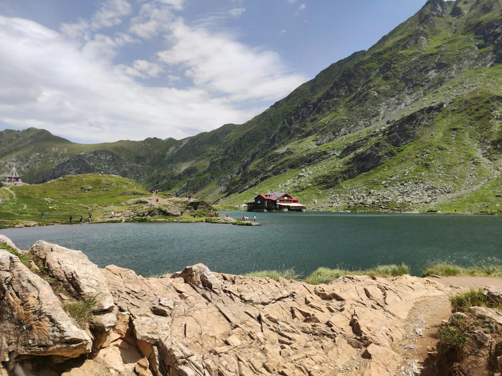 Vue majestueuse du lac Bâlea entouré de montagnes à Cârțișoara, en Roumanie.