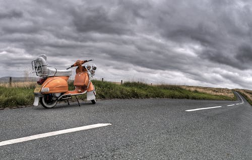 無料 道路上の古典的なオートバイの写真 写真素材