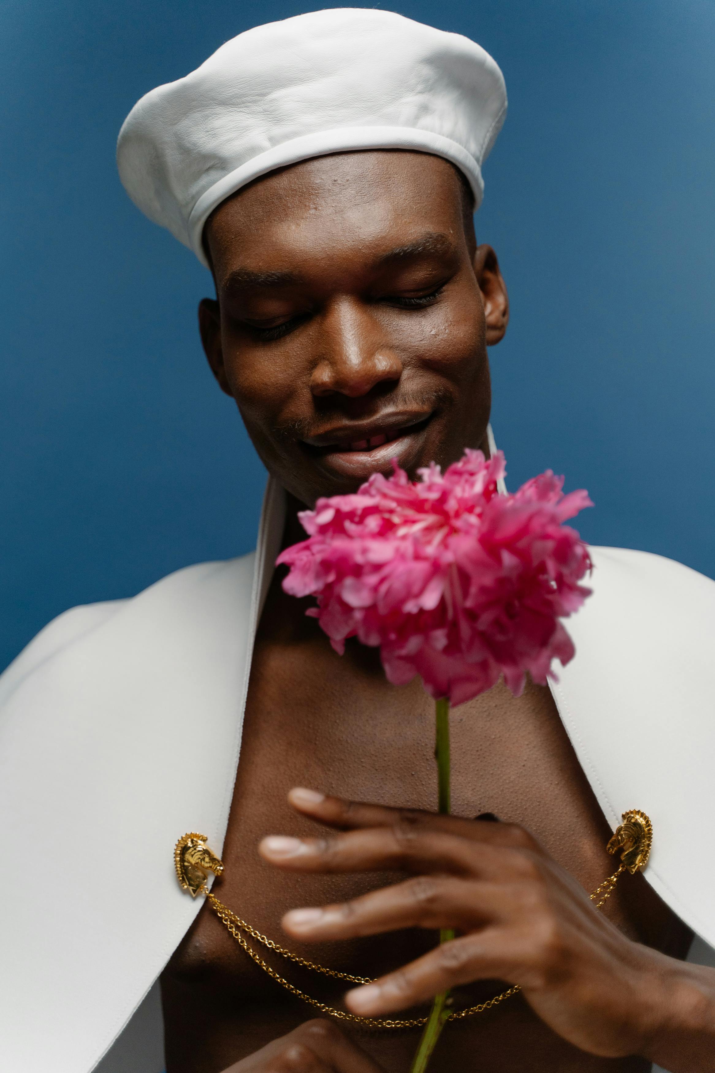 Zadarmo Žena V Bielom Baretu Drží červený Kvet Fotka z fotobanky