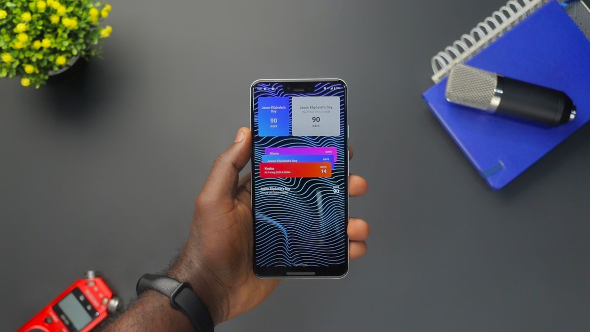 Akıllı telefon ekranında sosyal medya bildirimi alan bir el