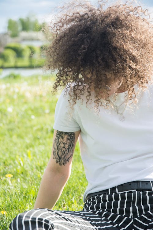 Imagine de stoc gratuită din afro păr, brațul tatuaj, femeie