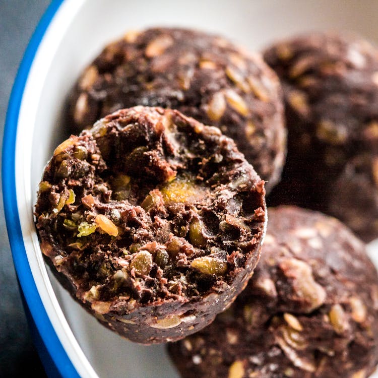 Foto profissional grátis de alimento, aperitivo, bolas de chocolate