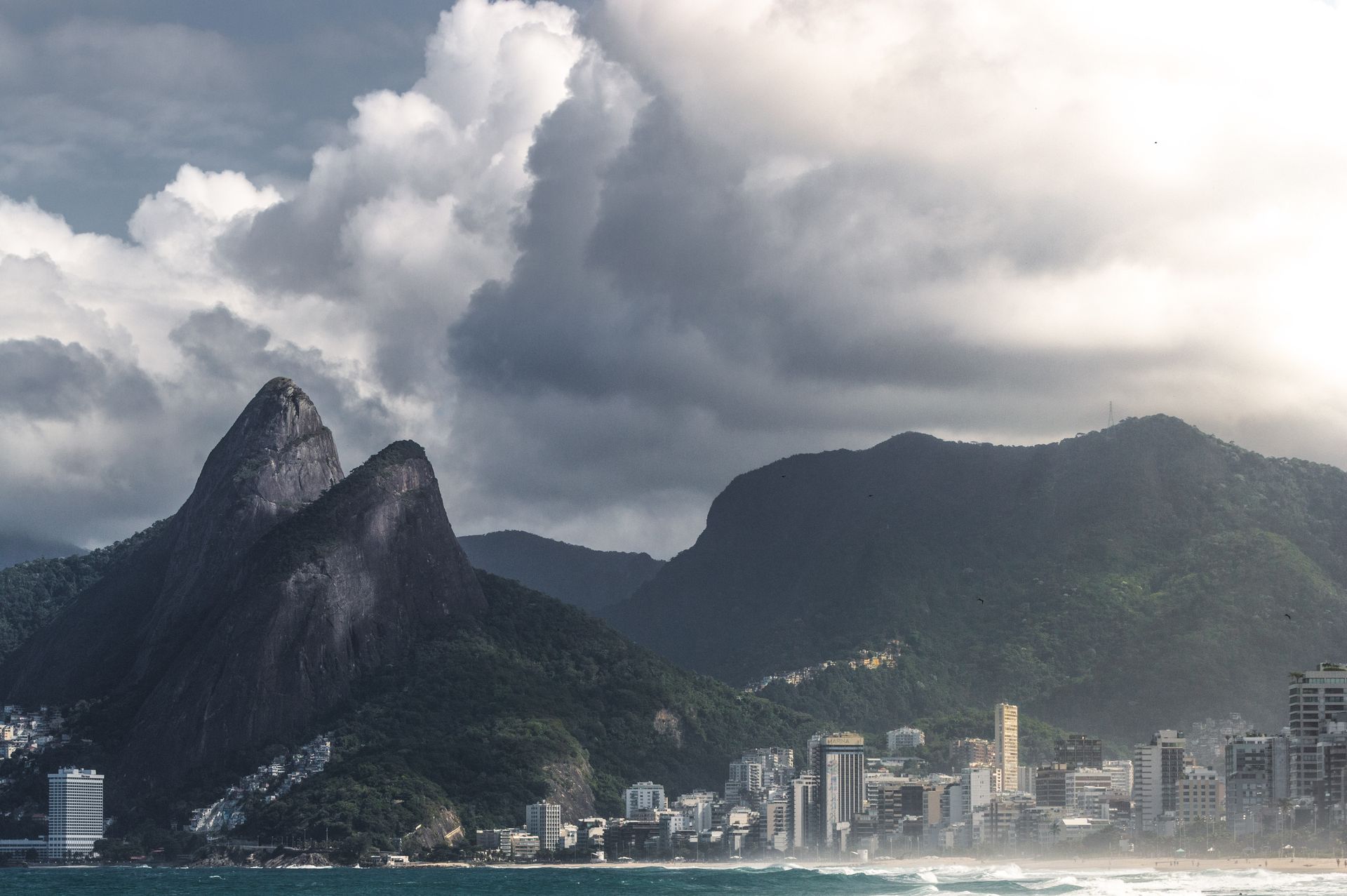 Rio de Janeiro kıyısı ve Atlantik Okyanusu