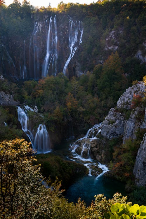 Безкоштовне стокове фото на тему «вертикальні постріл, водоспади, гора»