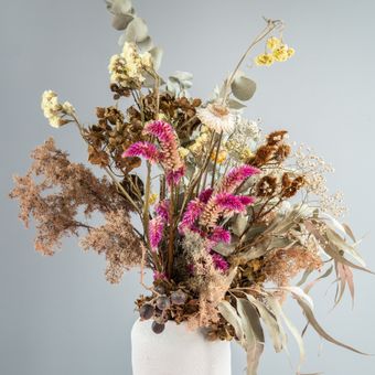 Dried flower arrangement in a vase, photo by Murilo Fonseca on Pexels