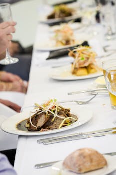 餐桌布置精致，美食、精美的餐具和优雅的玻璃器皿一应俱全