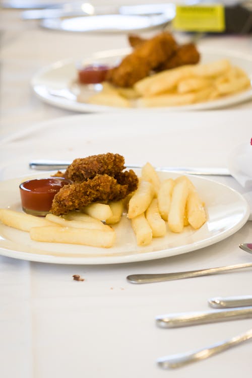 Fast food, külçeler ve patates kızartması içeren Ücretsiz stok fotoğraf