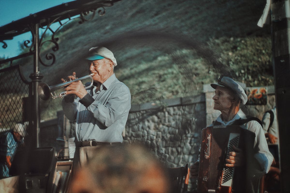 Grilled chicken and quinoa bowl with vegetables showing a high-protein balanced meal