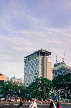 城市景观中，高层办公楼以多云的天空为特色