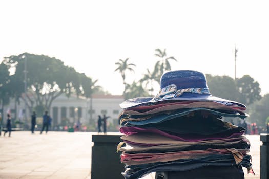 雅加达的城市里，阳光明媚，一堆帽子充满活力