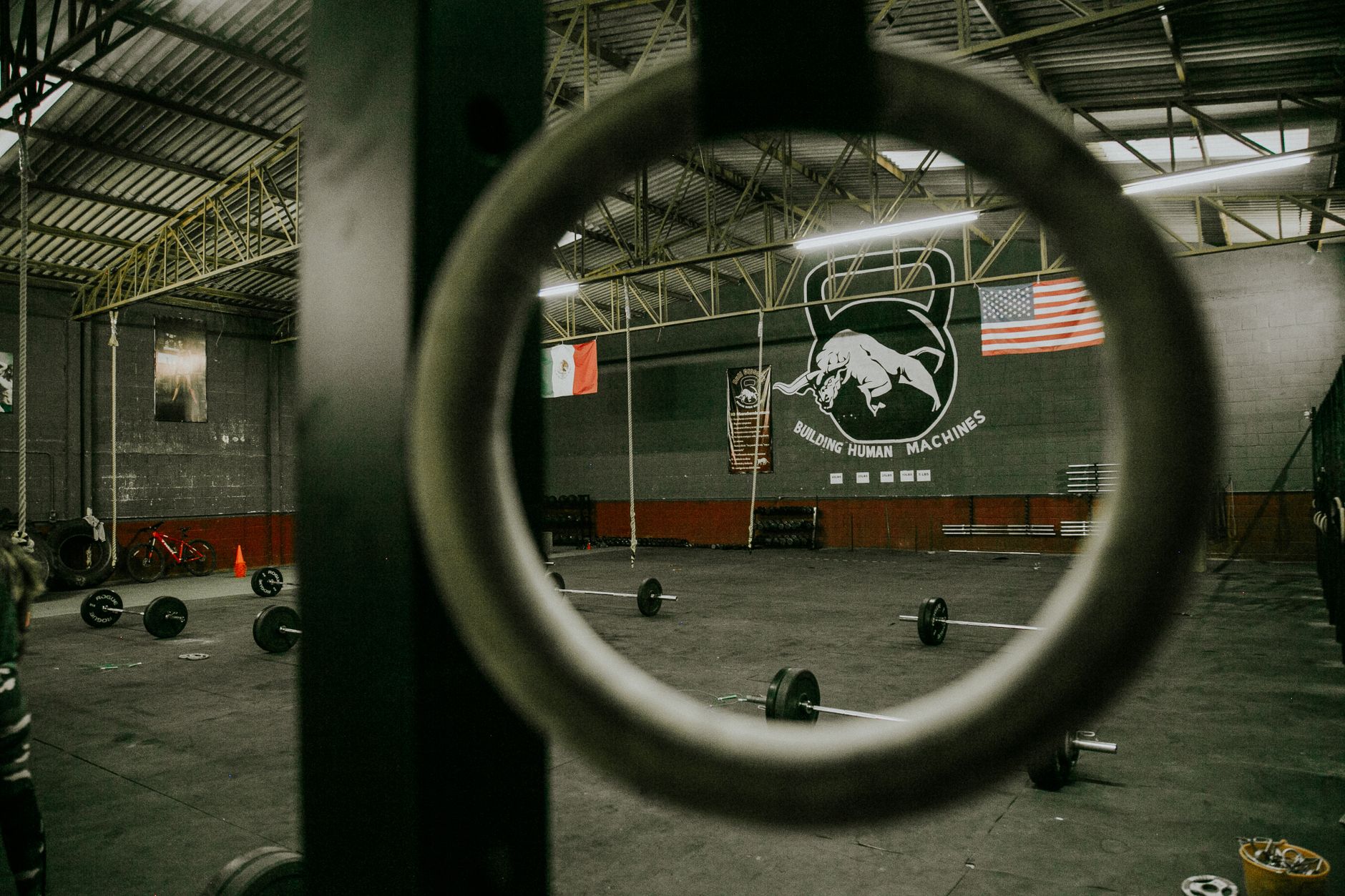 CrossFit atleet met barbell in een functional fitness gym