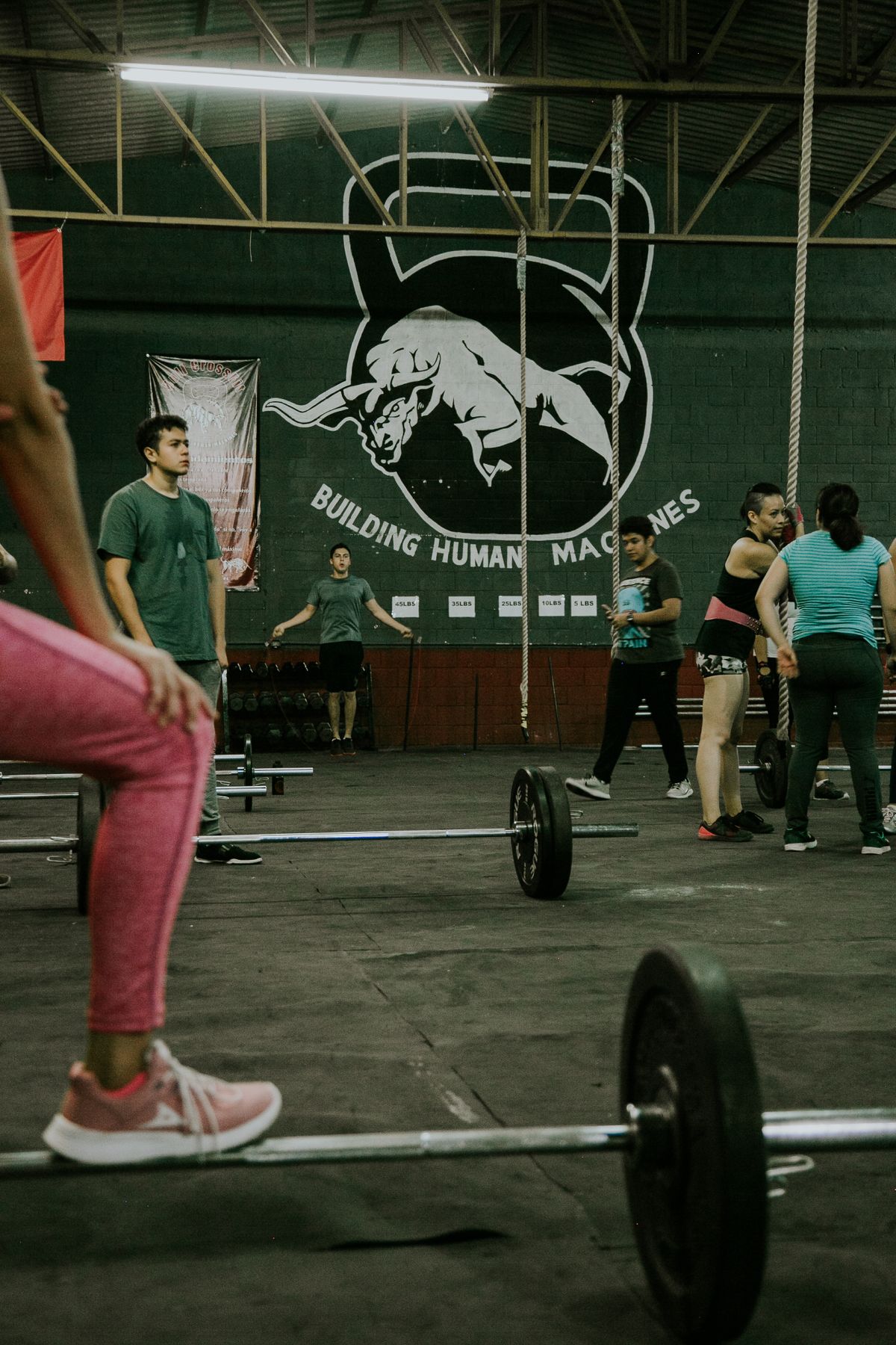 Turma de CrossFit treinando em um box em Fortaleza