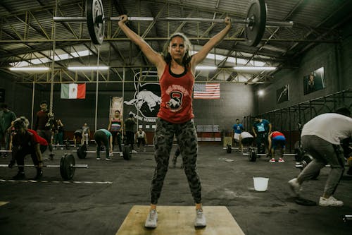 Foto profissional grátis de academia de ginástica, academia e fitness, ação