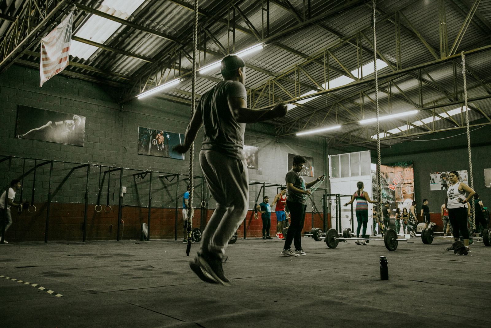 Sporters tijdens een praktische performance clinic