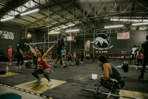 crossfit antrenmanı, insanlar, Jimnastik salonu içeren Ücretsiz stok fotoğraf