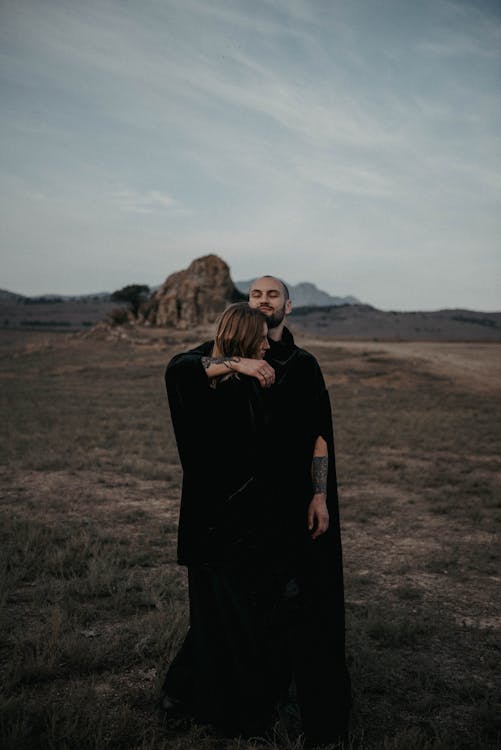 Foto profissional grátis de abraçando, adulto, ao ar livre