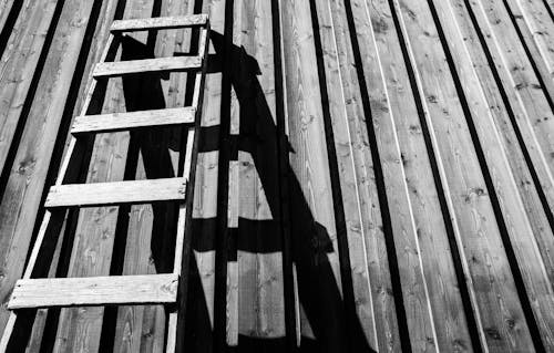 Серая деревянная лестница