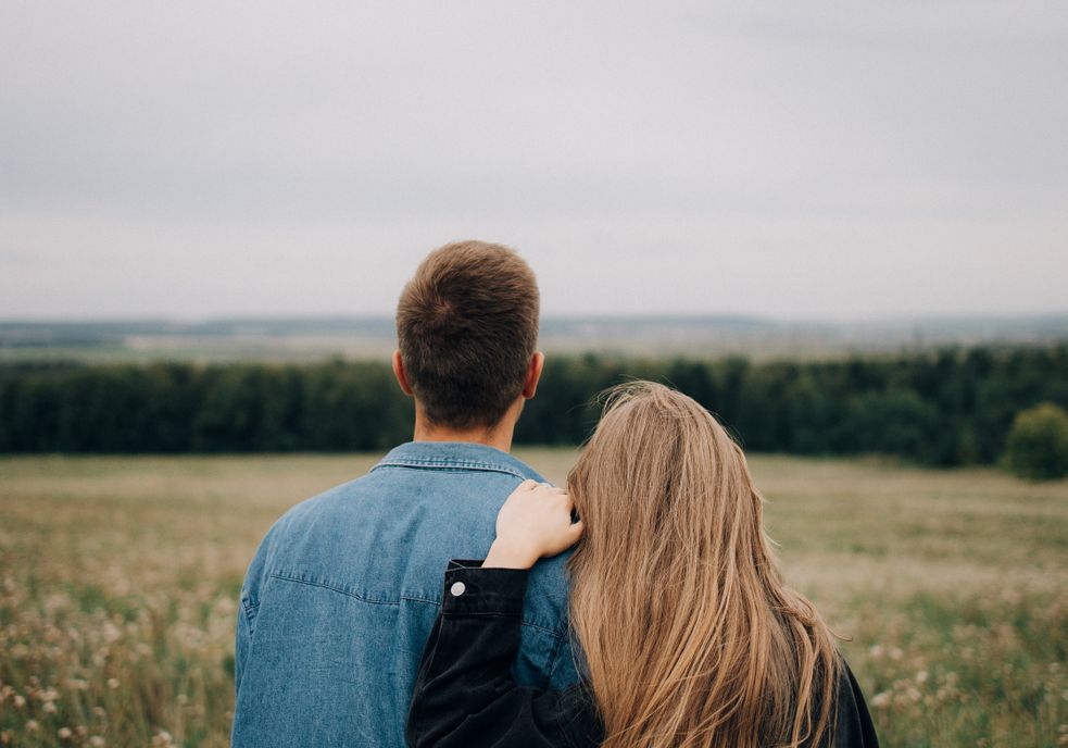 Online dating: starting a conversation on a niche platform